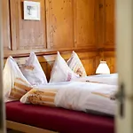 Chasa Broel Mitten In Ferienhaus *