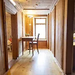Ferienhaus Chasa Broel Mitten In