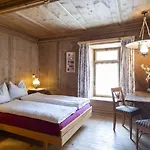Ferienhaus Chasa Broel Mitten In *