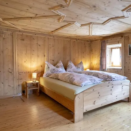 Chasa Broel Mitten In